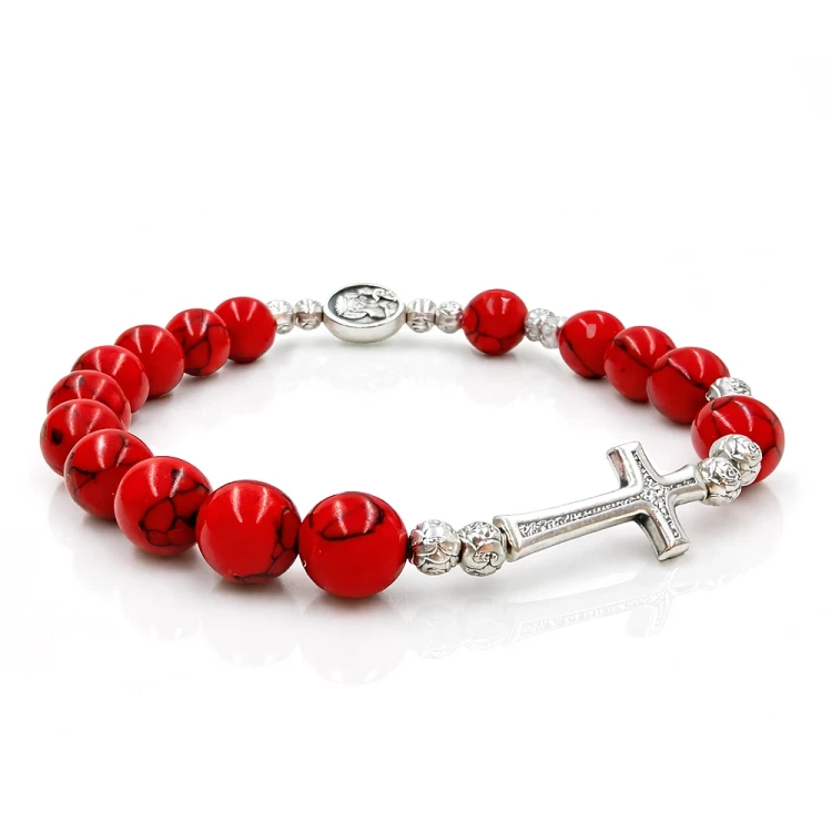 Bransoletka z howlitu czerwonego z medalikiem