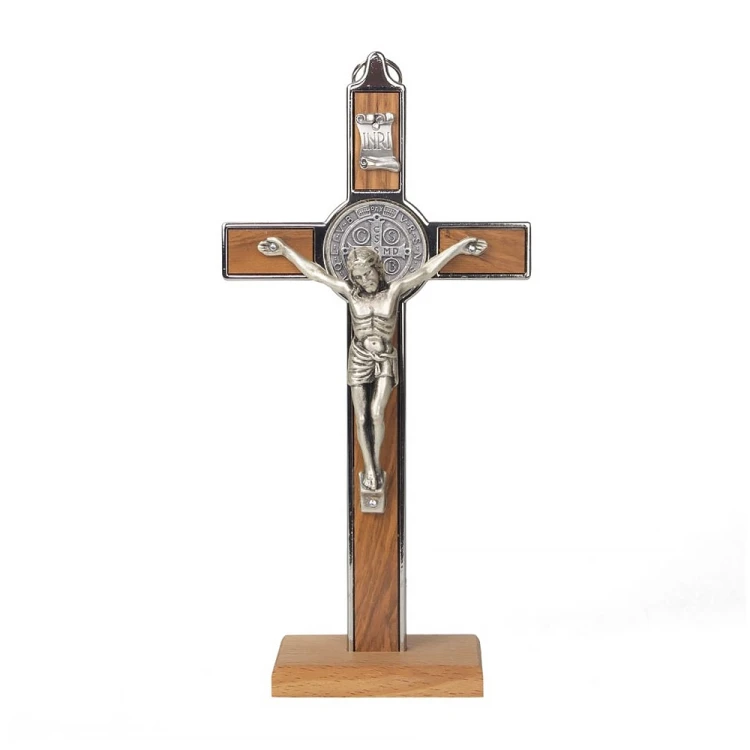 Krzyż Św. Benedykta stojący 20 cm drzewo oliwne