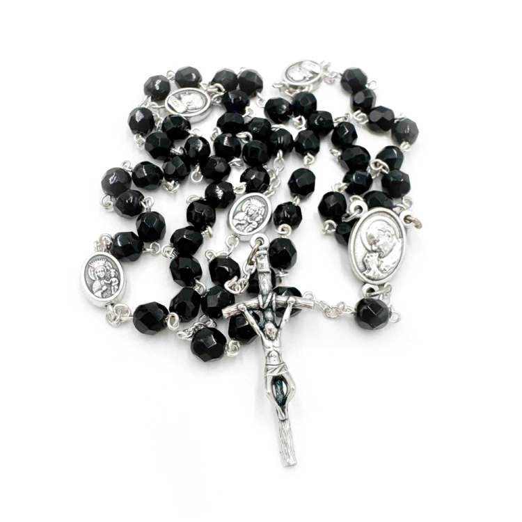 Różaniec kryształowy z medalikami czarny jednolity